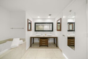 A modern bathroom with two sinks, a large mirror, and a bathtub. - ICON W BRICKELL OCEAN VIEW 2BR/2BA #3310 (Miami)