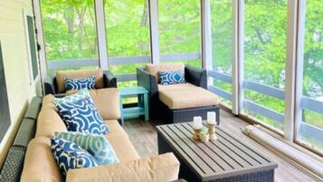 Smart TV, streaming services, offices, computer monitors