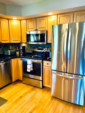 Refrigerador, microondas, horno y parrilla de estufa 