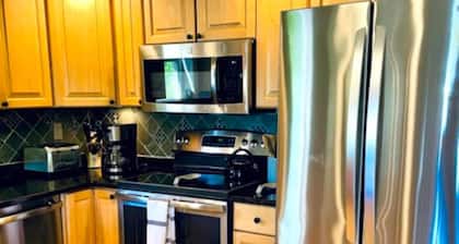 Summer fun! Gameroom, kayaks, paddleboards, fire pit, screen porch, decks