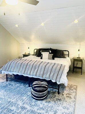 3 habitaciones, escritorio y tabla de planchar con plancha