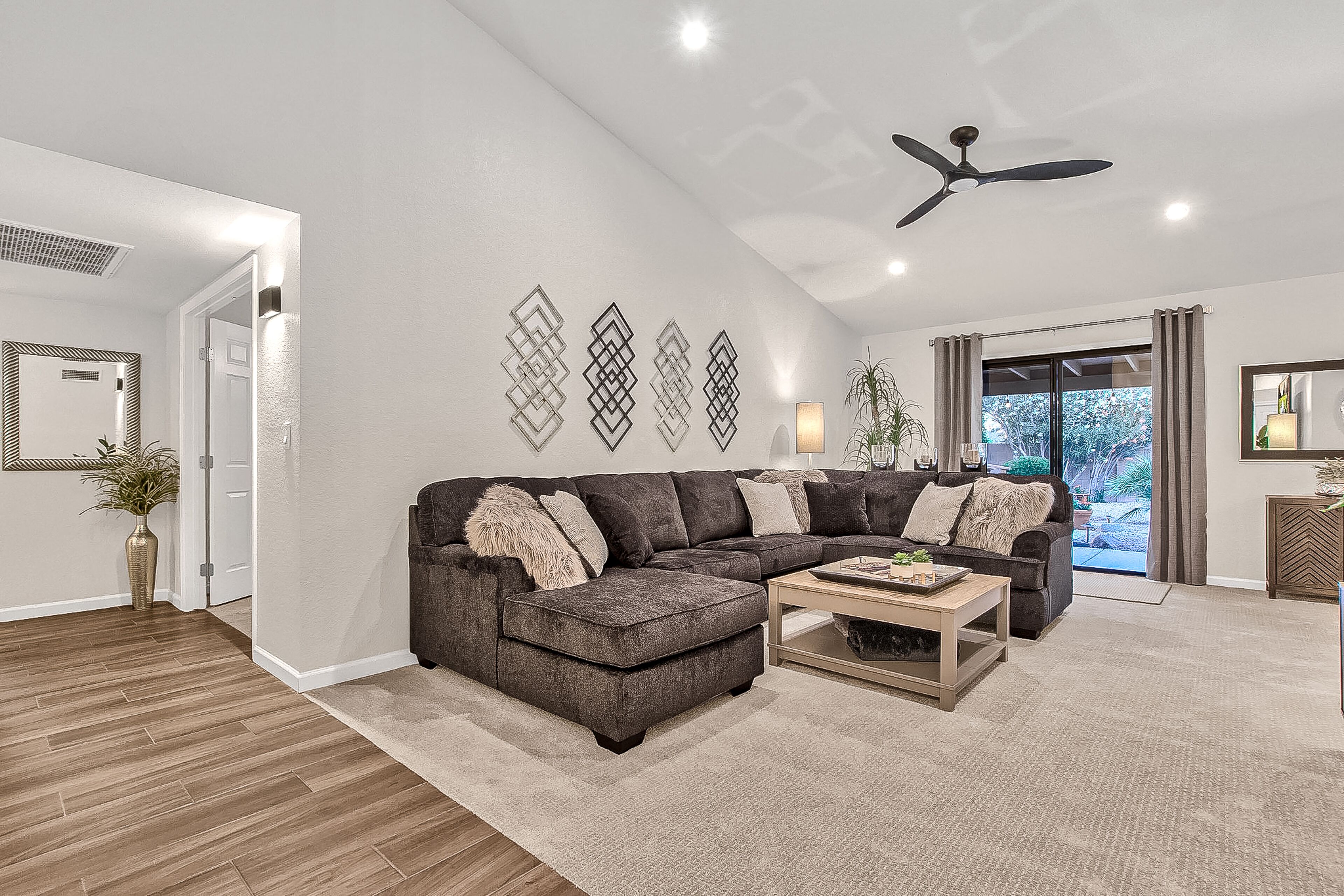 Contemporary home with a private pool, hot tub & fast WiFi