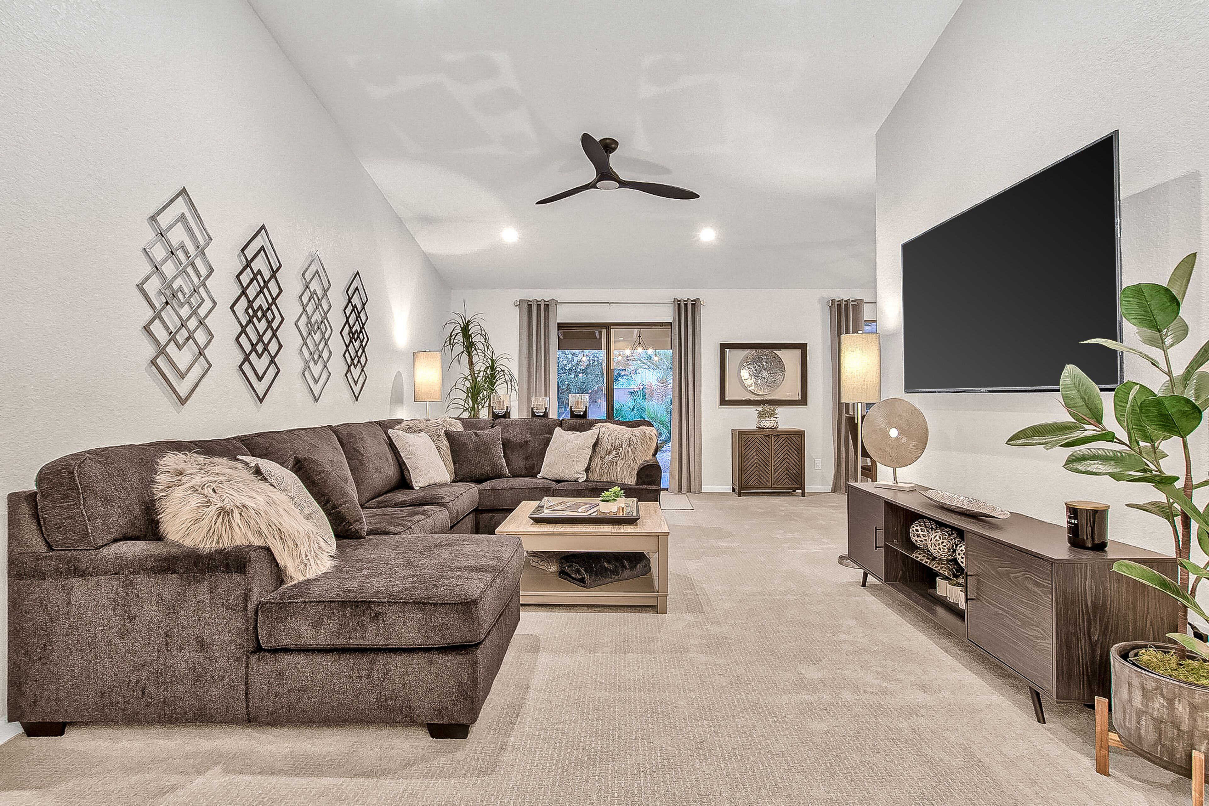 Contemporary home with a private pool, hot tub & fast WiFi