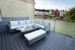 Outdoor dining - J House-Sleeps 12-4 Bath-Roof Terrace-Cowes Centre (Isle of Wight)