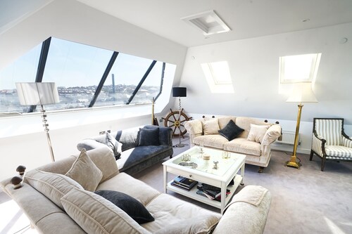 J House-Sleeps 12-4 Bath-Roof Terrace-Cowes Centre