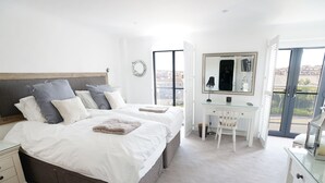Une chambre à coucher avec un grand lit, un bureau et une chaise.