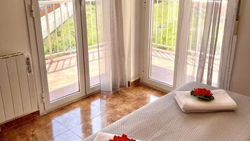 3 bedrooms, soundproofing, iron/ironing board, Internet