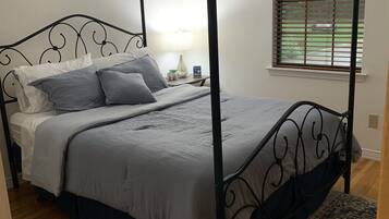 3 bedrooms, iron/ironing board, WiFi (free), bed sheets