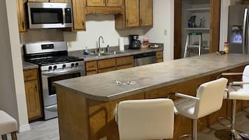 Coffee/tea maker, fridge, microwave, oven