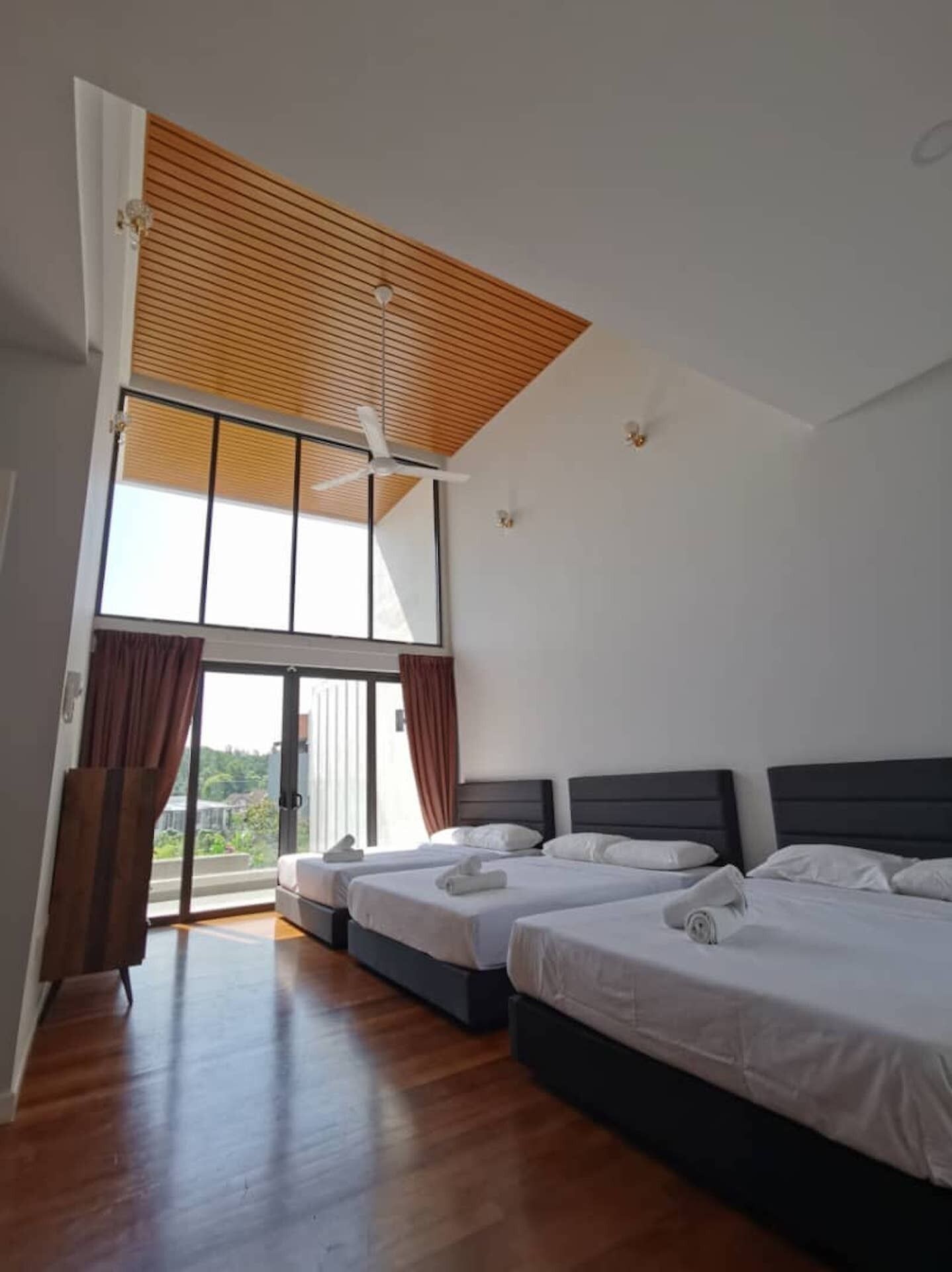 4 bedrooms, iron/ironing board, free WiFi, bed sheets