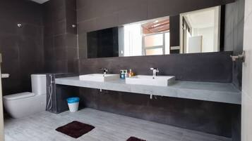 Exclusive Villa | Bilik Mandi | Tab mandi dan pancuran berasingan, tuala disediakan