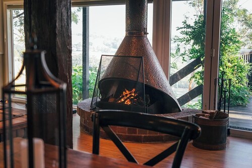 Stylish 2-bedroom cottage with open fire and stunning view in Poowong