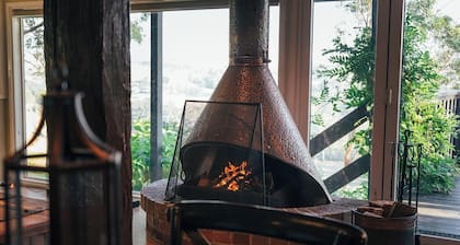 Stylish 2-bedroom cottage with open fire and stunning view in Poowong