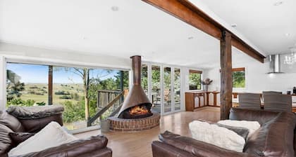 Charming 2-bedroom cottage with open fire and stunning view in Poowong