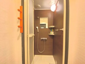 Apartamento panorámico, no fumadores (Private Vacation Home) | Baño | Ducha, artículos de higiene personal gratuitos y secador de pelo