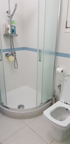 Combined shower/bathtub, towels - sam29 3-Bed Villa in Monolithos (Monolithos)