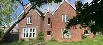 Stunning 6 bedroom Farmhouse in Hellingly