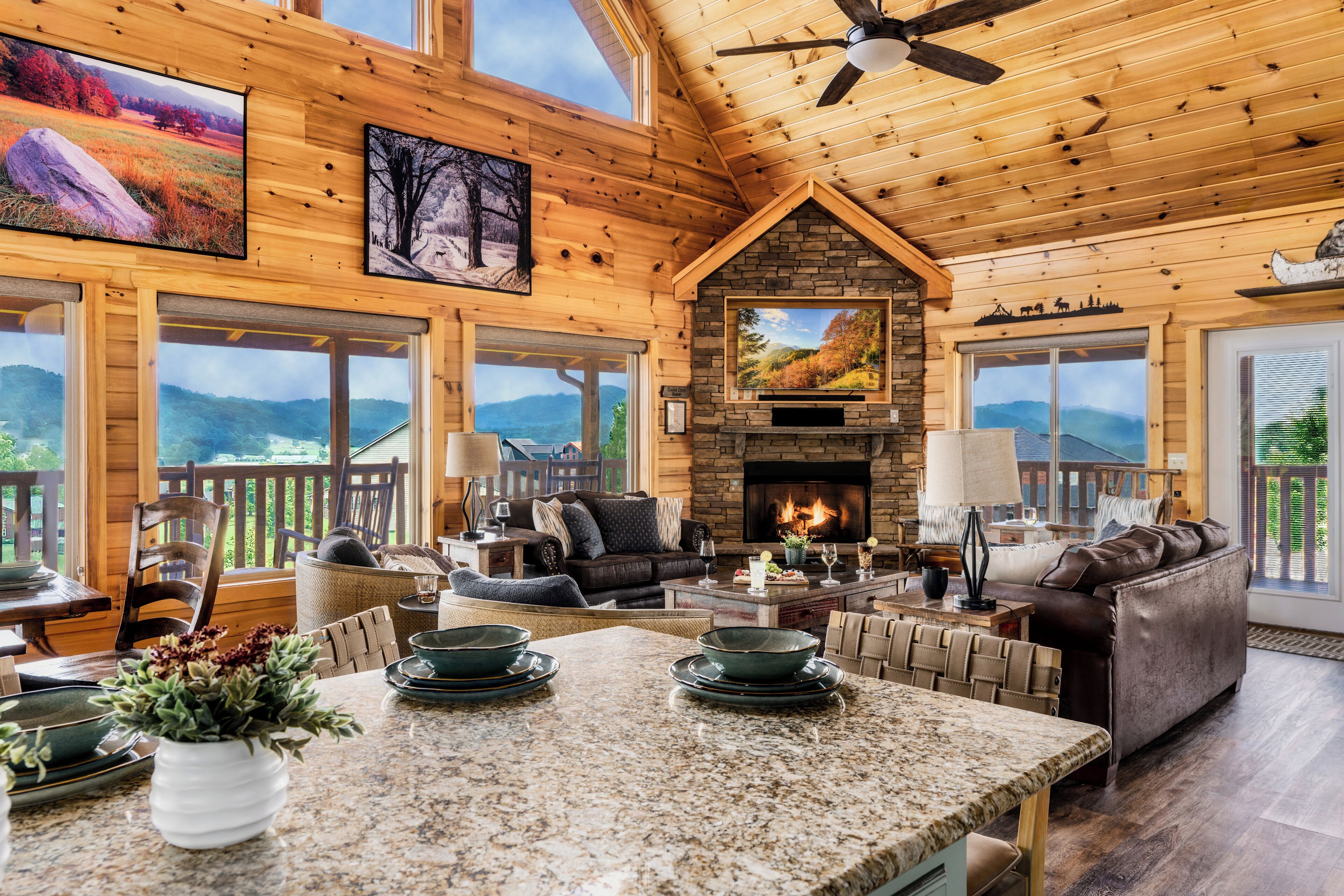 Una Smart TV, una chimenea, una mesa de tenis de mesa