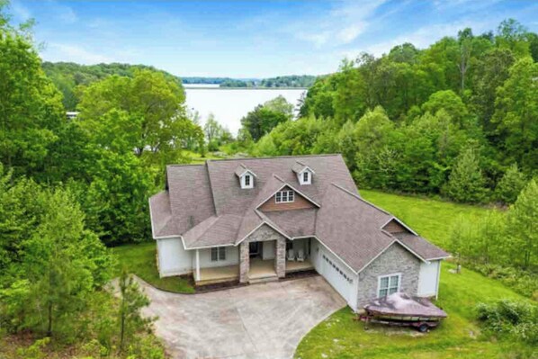 Exterior - Relaxing & spacious waterfront home on Barkley Lake with 5 Bedrooms and 4 Baths (Eddyville)