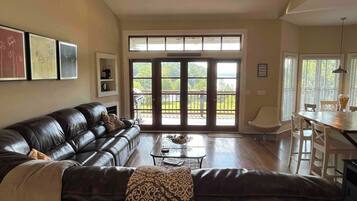 Smart-tv, een dvd-speler, een tafeltennistafel en boeken