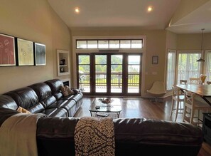 Smart TV, DVD player, ping pong, books - Relaxing & spacious waterfront home on Barkley Lake with 5 Bedrooms and 4 Baths (Eddyville)