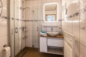 Ducha, secador de pelo, toallas