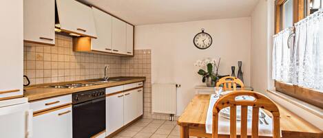 Fridge, oven, stovetop, coffee/tea maker
