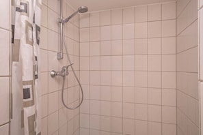 Douche, serviettes fournies