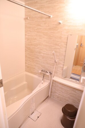 Departamento, para no fumadores (301) | Baño | Tina con regadera, secadora de cabello, pantuflas, bidet electrónico 