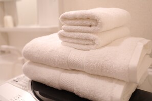 Combined shower/bathtub, hair dryer, slippers, electronic bidet - Kicon Hotels Shinsakae (Nagoya)