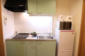 Apartemen, Bebas Asap Rokok (301) | Dapur kecil pribadi | Lemari es besar, microwave, kompor, dan ketel listrik