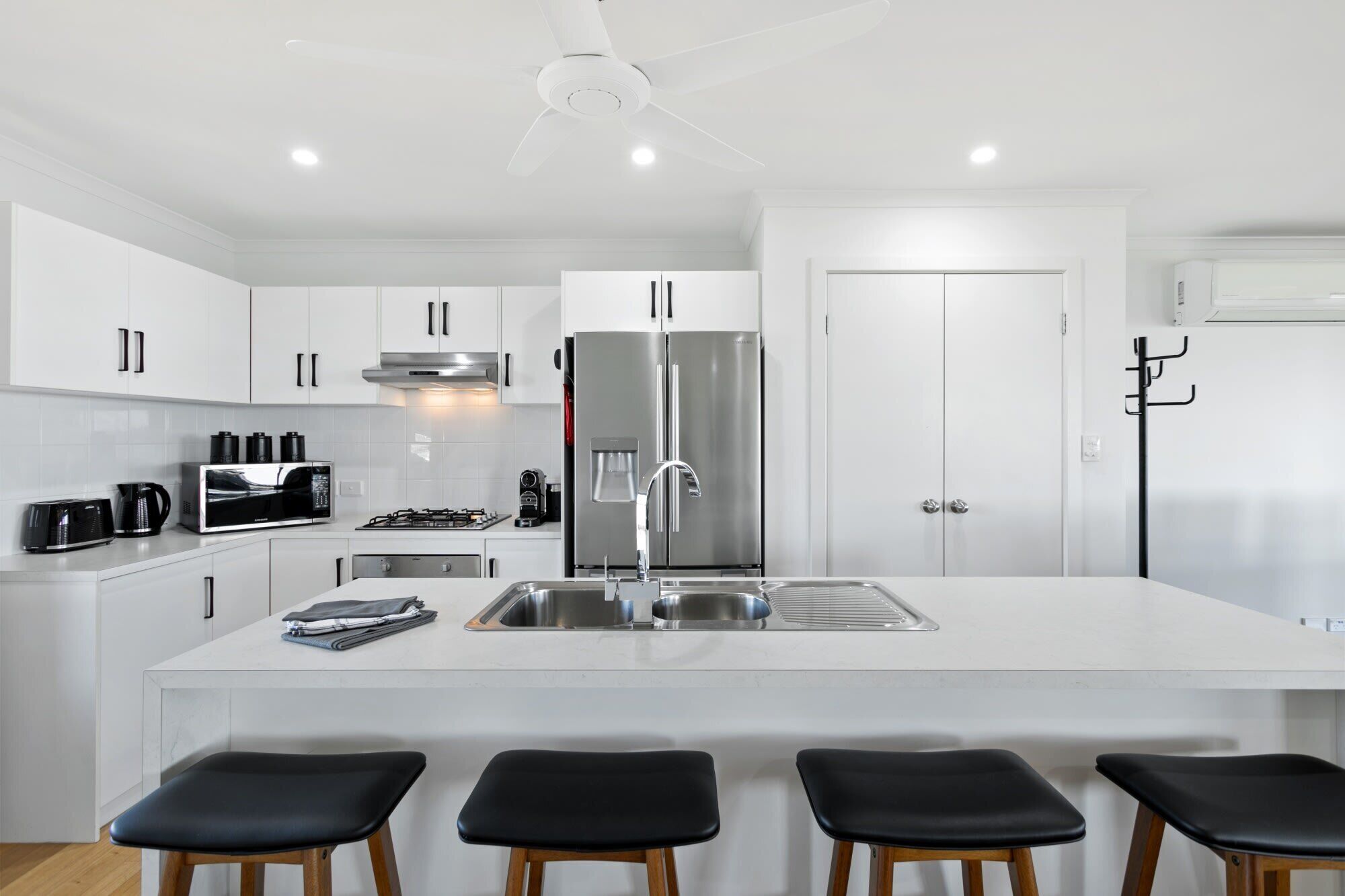 Køleskab, mikrobølgeovn, ovn, kogeplade