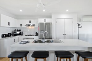 Fridge, microwave, oven, stovetop - Big Blue Tailem Bend (Tailem Bend)