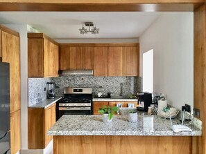 Kjøleskap, oppvaskmaskin, kaffetrakter/tekoker og brødrister