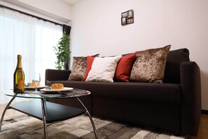 Apartment, Nichtraucher (402) | Wohnbereich | 40-Zoll-LCD-Fernseher mit Digitalempfang, Fernseher