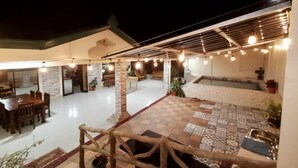 A spacious outdoor area with a dining table and chairs, a pool, and string lights. - The Amazing Home in a Small Town (Provincia de Alajuela)
