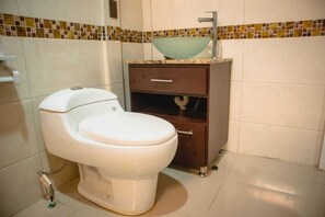 Sèche-cheveux, serviettes fournies