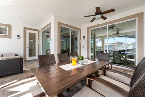 屋外ダイニングエリア