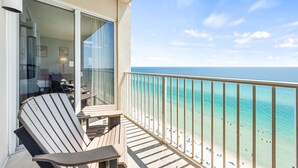Ein Balkon mit Blick auf Strand und Meer.