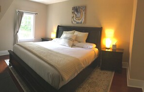 3 bedrooms, desk, iron/ironing board, travel cot - Spacious and charming home in a park-like setting (Burien)