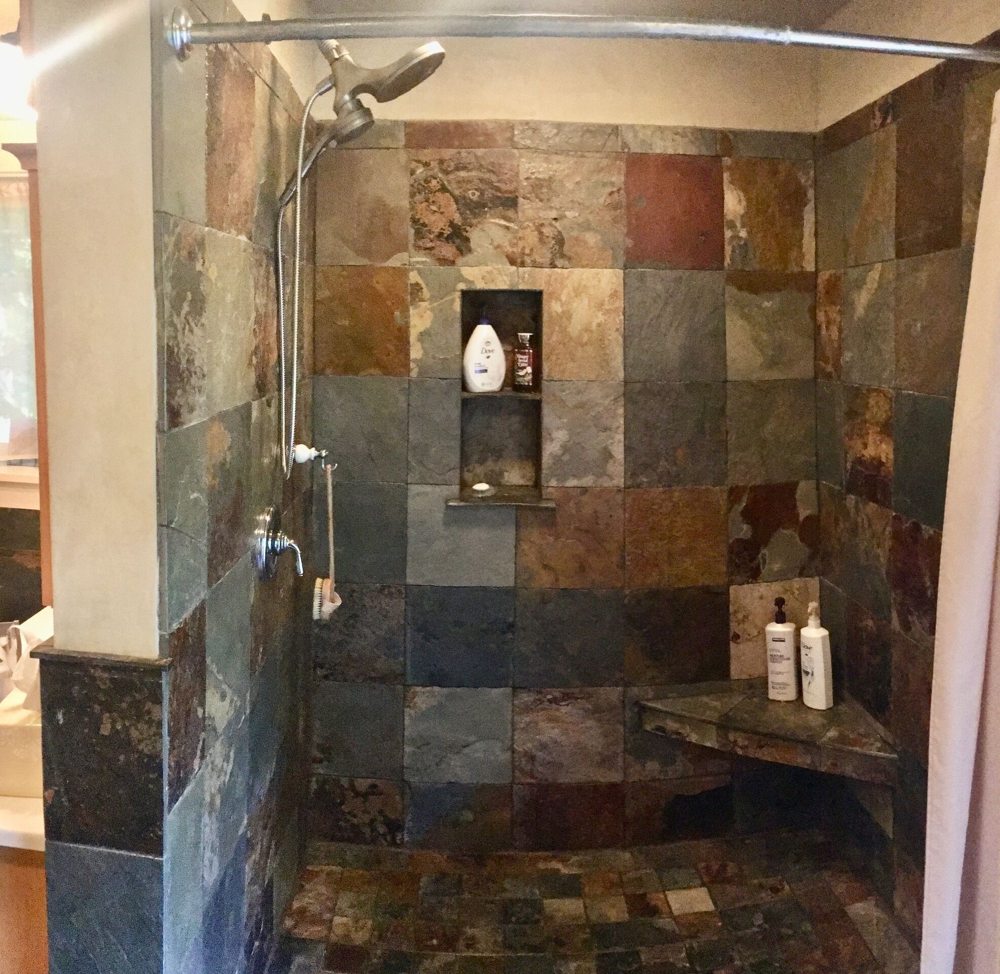 Badewanne, Haartrockner, Handtücher, Seife