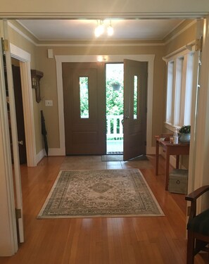 Interior - Spacious and charming home in a park-like setting (Burien)