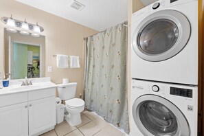 Combined shower/bathtub, towels