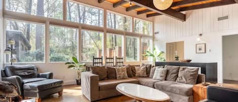 Smart-TV, Kamin, Bücher, Arbeitsbereiche