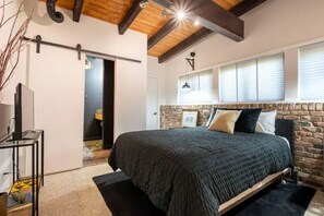 4 makuuhuonetta, työpöytä, silitysrauta/-lauta, vauvan matkasänky