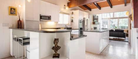 Geladeira, micro-ondas, fogão, cooktop