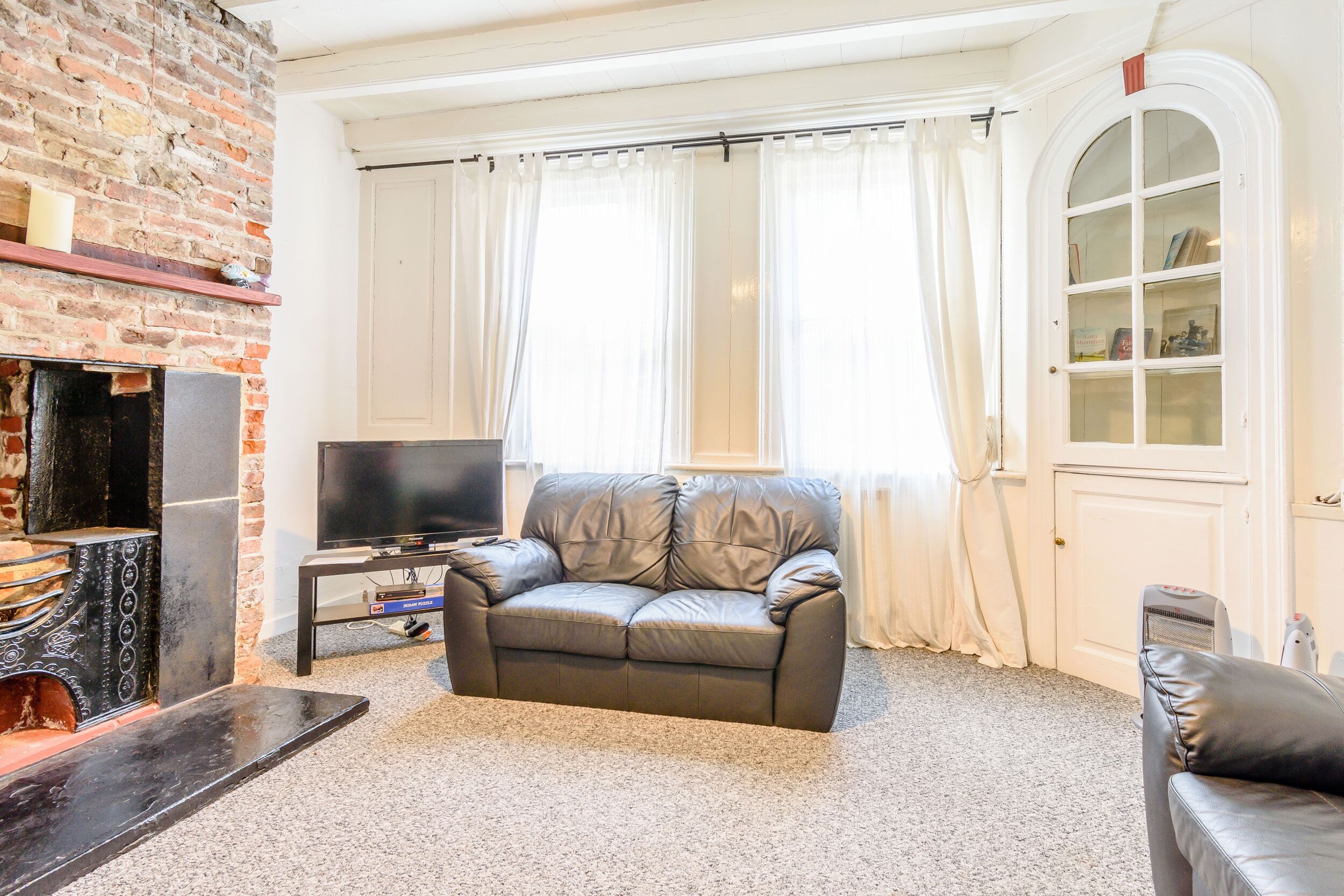 THE ANCHORAGE, pet friendly, character holiday cottage in Whitby