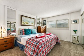1 bedroom, WiFi, bed sheets - 313B Steps from the Sand at Harbor Beach - Free Wifi (Oceanside)