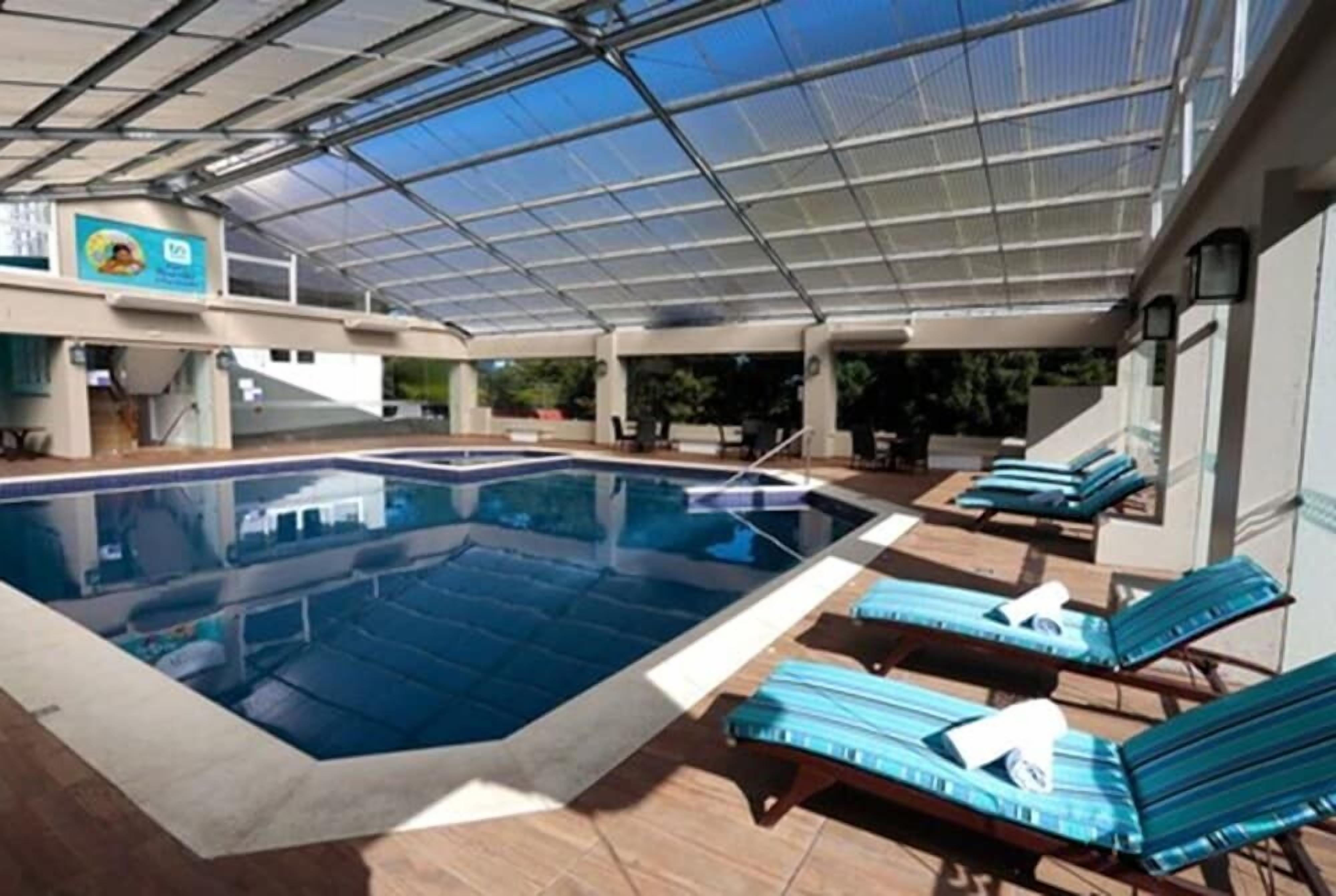 Una piscina techada, una piscina al aire libre