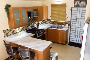 Kjøleskap, mikrobølgeovn, ovn og kokeplater